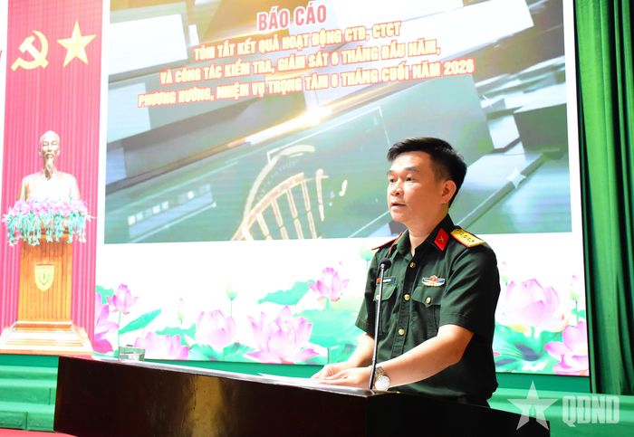 Đại tá Vũ Quyết Thắng, Phó chủ nhiệm Chính trị Học viện Quân y báo cáo kết quả hoạt động CTĐ, CTCT và công tác kiểm tra, giám sát.