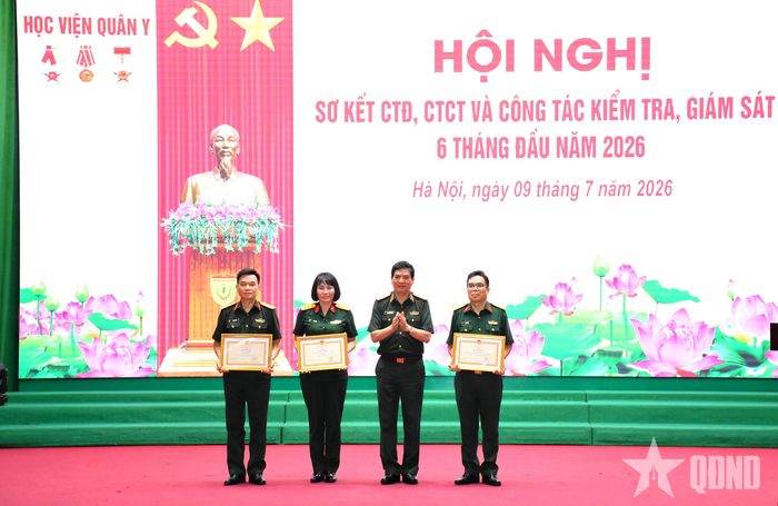 Lãnh đạo Học viện Quân y trao các hình thức khen thưởng tặng tập thể, cá nhân có thành tích xuất sắc trong thực hiện nhiệm vụ.
