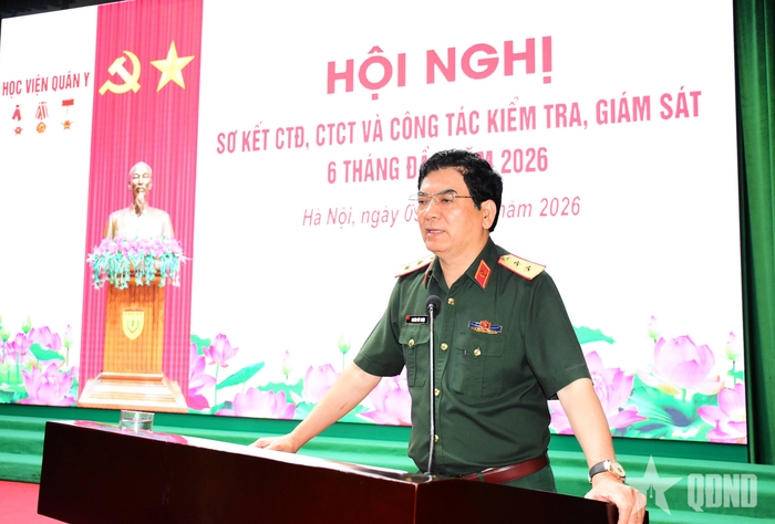 Trung tướng, PGS, TS Nghiêm Đức Thuận, Bí thư Đảng ủy, Chính ủy Học viện Quân y phát biểu tại hội nghị.