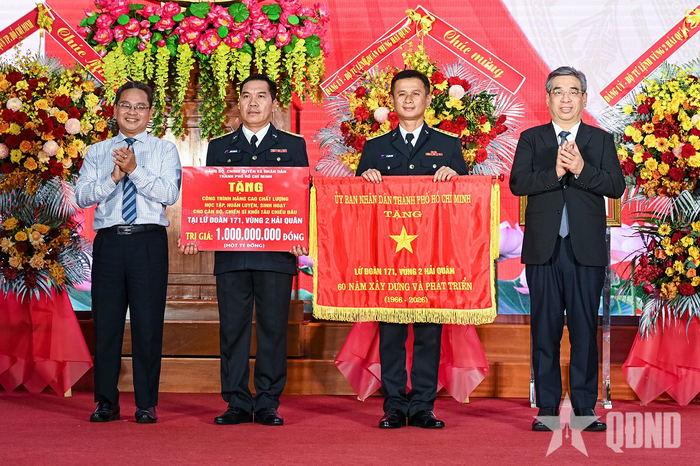 Lãnh đạo TP Hồ Chí Minh trao Cờ truyền thống và bảng tượng trưng công trình kỷ niệm tặng Lữ đoàn 171.