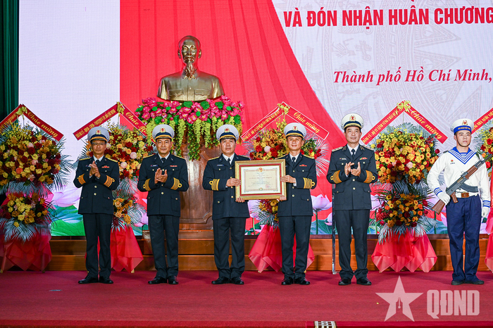 Thừa ủy quyền của Chủ tịch nước, Phó đô đốc Nguyễn An Phong trao Huân chương Bảo vệ Tổ quốc hạng Nhất tặng Lữ đoàn 171. 