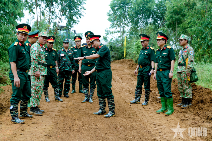 Đoàn kiểm tra tham quan tuyến đường sau khi sửa chữa xong.