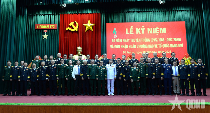  Thượng tướng Phạm Hoài Nam và các đại biểu chụp ảnh lưu niệm. 