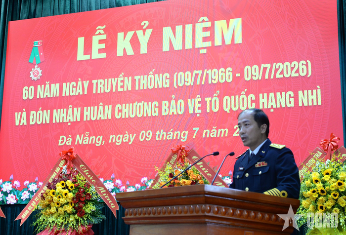  Đại tá Nguyễn Xuân Hòa, Bí thư Đảng ủy, Chính ủy Lữ đoàn 172 trình bày diễn văn ôn lại lịch sử truyền thống vẻ vang và những thành tích tiêu biểu của đơn vị. 