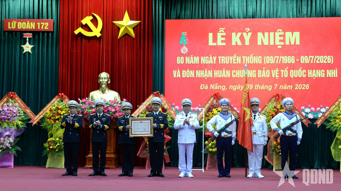  Thừa ủy quyền của Chủ tịch nước, Thượng tướng Phạm Hoài Nam trao Huân chương Bảo vệ Tổ quốc hạng Nhì tặng Lữ đoàn 172. 