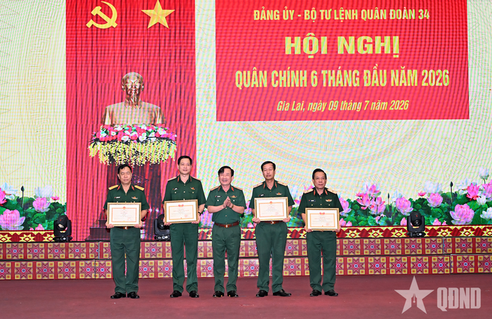 Thừa ủy quyền của cấp trên, Trung tướng Lê Minh Quang trao thưởng cho các tập thể, cá nhân.