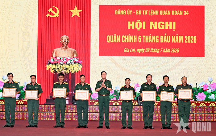 Thừa ủy quyền của cấp trên, Trung tướng Đào Tuấn Anh trao thưởng cho các tập thể, cá nhân. 