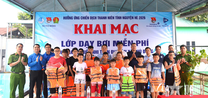 Ban tổ chức trao quà khích lệ tinh thần học tập, rèn luyện của thanh thiếu nhi trên địa bàn xã.