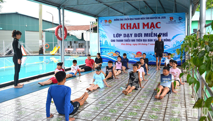 Buổi học đầu tiên của lớp dạy bơi miễn phí cho thanh thiếu nhi tại xã Phù Đổng (TP Hà Nội).
