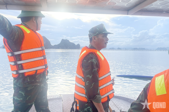 Đại tá Nguyễn Ngọc Sơn, Phó chỉ huy trưởng Bộ CHQS tỉnh Quảng Ninh (bên phải) trực tiếp chỉ huy các lực lượng phối hợp triển khai công tác tìm kiếm, cứu nạn.