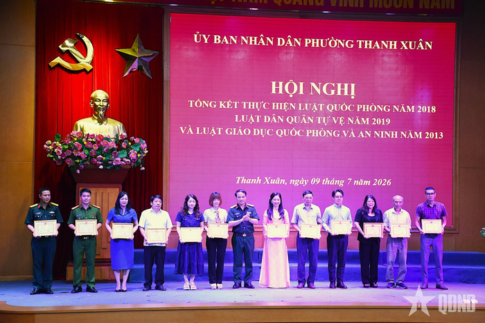  Các tập thể, cá nhân có thành tích xuất sắc trong thực hiện Luật Quốc phòng năm 2018, Luật Dân quân tự vệ năm 2019 và Luật Giáo dục quốc phòng và an ninh năm 2013 nhận khen thưởng. 