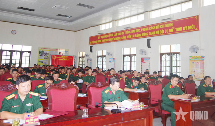 Cán bộ, chiến sĩ Lữ đoàn 972 tham dự tọa đàm.