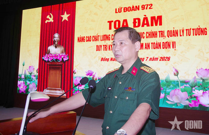 Đại tá Nguyễn Văn Thái, Chính ủy Lữ đoàn 972 chủ trì tọa đàm.