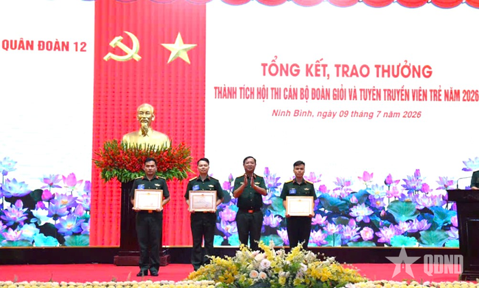 Thiếu tướng Nguyễn Thanh Tình trao bằng khen tặng các đồng chí đạt giải nhì. 