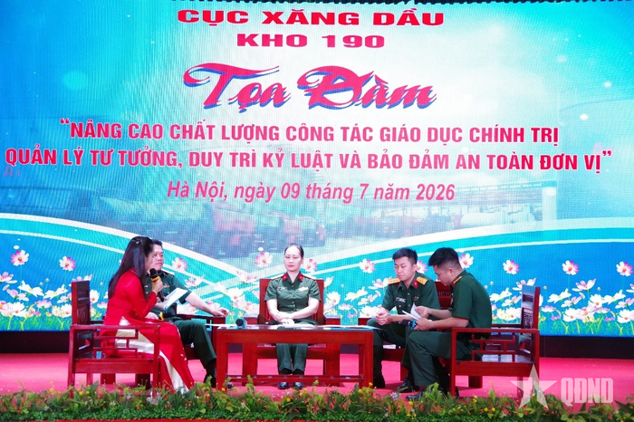 Các đại biểu tham gia trao đổi tại buổi tọa đàm. 