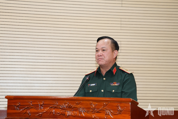 Thiếu tướng Khúc Thành Dư, Ủy viên Thường vụ Đảng ủy, Phó chính ủy Quân khu 3 trình bày dự thảo nghị quyết lãnh đạo thực hiện nhiệm vụ quân sự, quốc phòng và xây dựng Đảng bộ Quân khu 6 tháng cuối năm 2026.