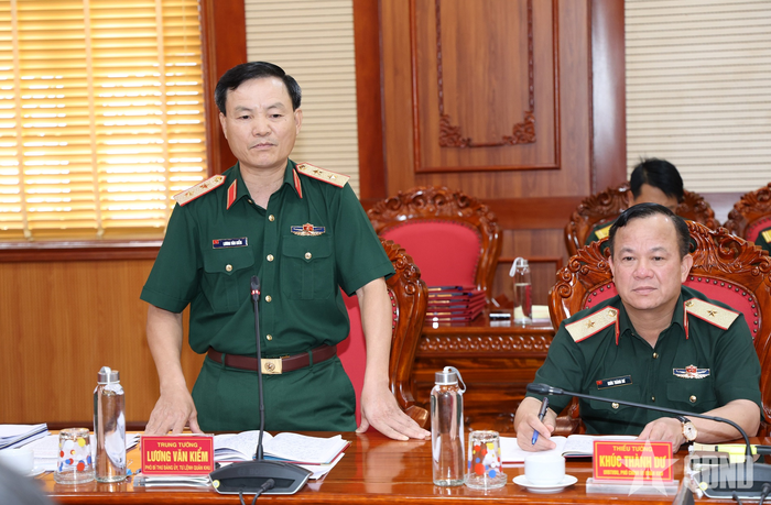 Trung tướng Lương Văn Kiểm phát biểu tại hội nghị.