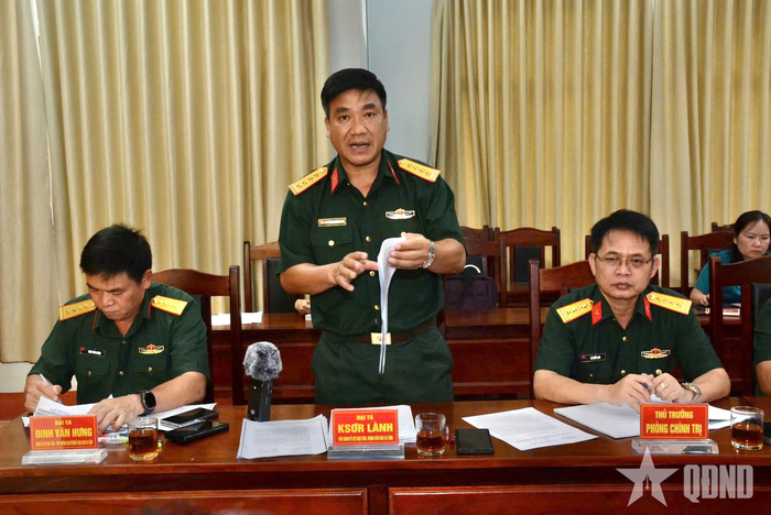 Đại tá Ksơr Lành, Phó chính ủy Bộ CHQS tỉnh Đắk Lắk phát biểu thảo luận.