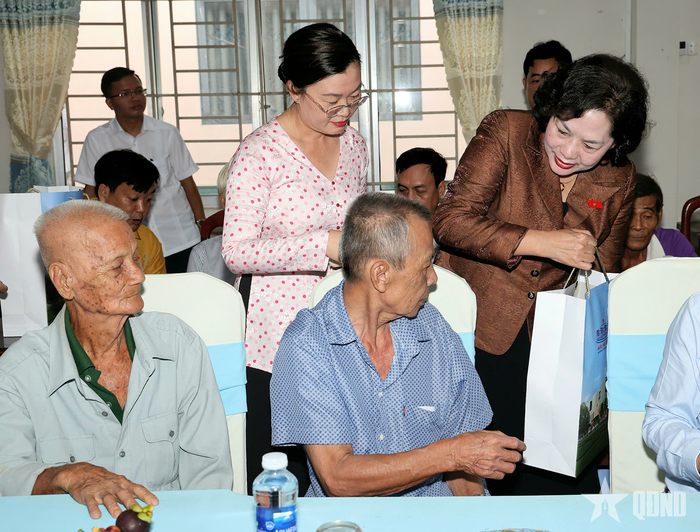  Phó chủ tịch Quốc hội Nguyễn Thị Hồng trao quà tri ân gia đình chính sách ở TP Cần Thơ. Ảnh: TRUNG PHẠM 