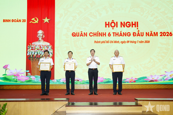 Thiếu tướng Ngô Minh Thuấn trao thưởng tặng các đồng chí lãnh đạo Binh đoàn có thành tích xuất sắc. 