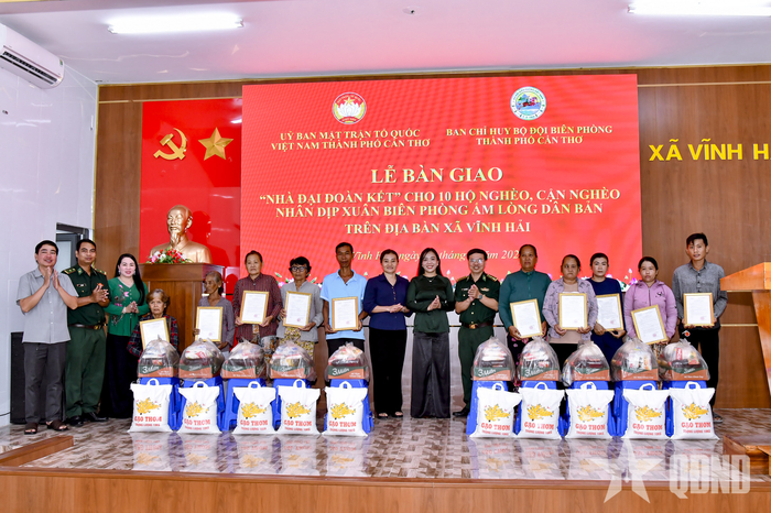 Đại diện lãnh đạo các đơn vị trao quyết định bàn giao nhà và phần quà tặng các hộ khó khăn trên địa bàn xã Vĩnh Hải (TP Cần Thơ).