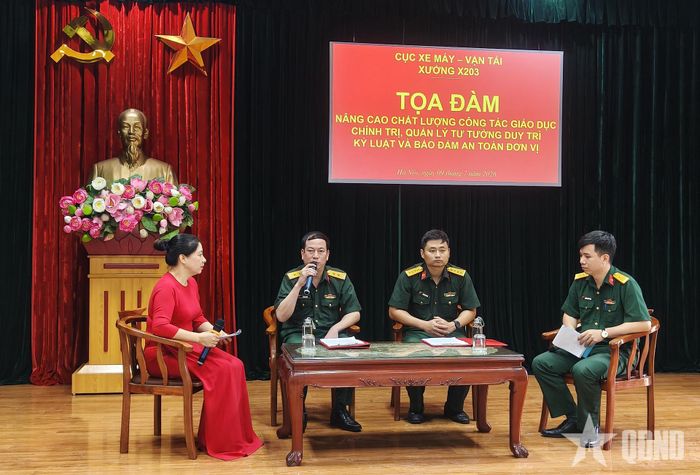  Các đại biểu chia sẻ kinh nghiệm và đề xuất giải pháp nâng cao chất lượng giáo dục chính trị, quản lý tư tưởng trong đơn vị.