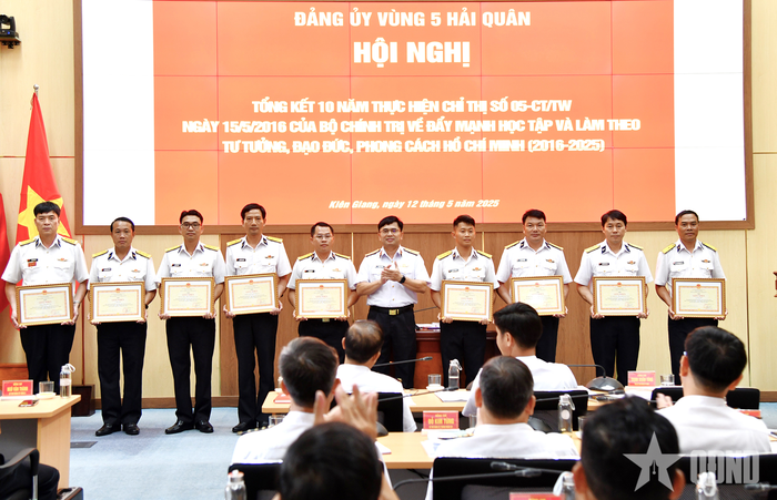 Chuẩn đô đốc Trịnh Xuân Tùng, Tư lệnh Vùng 5 Hải quân trao thưởng cho các tập thể tiêu biểu trong học tập và làm theo tư tưởng, đạo đức, phong cách Hồ Chí Minh, tháng 5-2025. Ảnh: VĂN ĐỊNH