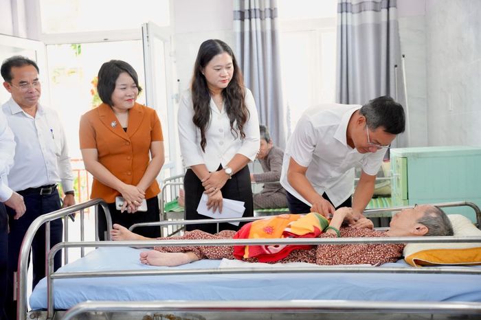 Bí thư Thành ủy Lê Ngọc Quang cùng đoàn công tác thăm hỏi các cụ đang được phụng dưỡng tại Trung tâm Phụng dưỡng người có công cách mạng thành phố (cơ sở 2).