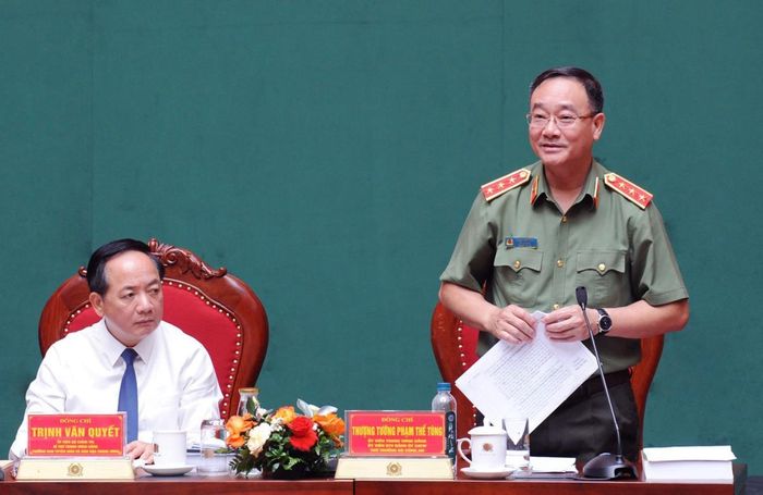 Thứ trưởng Bộ Công an Phạm Thế Tùng điều hành phiên thảo luận thứ nhất.