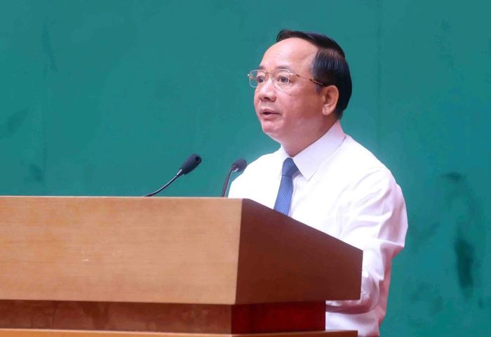 Đồng chí Trịnh Văn Quyết phát biểu đề dẫn Hội thảo.