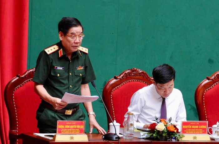 Thứ trưởng Bộ Quốc phòng Nguyễn Văn Gấu điều hành phiên thảo luận thứ hai.