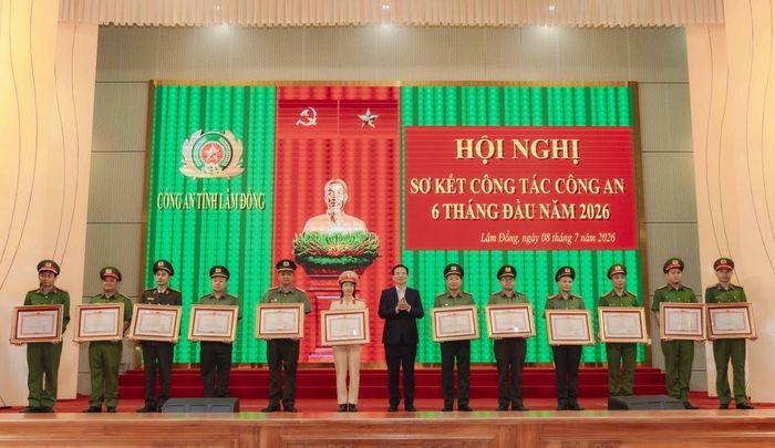 Thừa ủy nhiệm, Chủ tịch UBND tỉnh Lâm Đồng Hồ Văn Mười trao Bằng khen Chính phủ tặng các cá nhân có thành tích xuất sắc trong công tác.