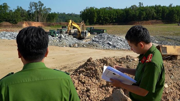 Cơ quan Công an khám nghiệm hiện trường tại mỏ đất núi Lệ Thủy. Ảnh: H.VY