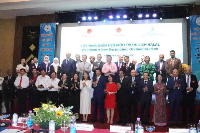 Các đại biểu dự Hội thảo chụp ảnh lưu niệm.