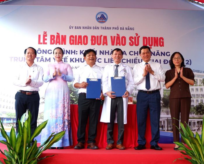 Lãnh đạo TP Đà Nẵng cùng lãnh đạo Sở Y tế chứng kiến lễ ký bàn giao, đưa công trình vào sử dụng.