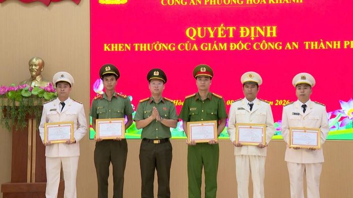 Thượng tá Nguyễn Kim Trung, Phó Giám đốc Công an thành phố Đà Nẵng tặng Giấy khen của Giám đốc Công an thành phố cho các cá nhân.