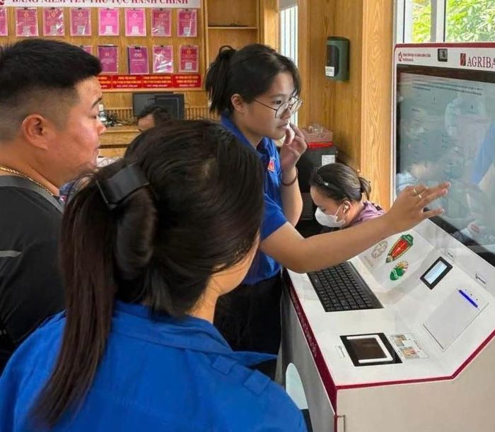Hướng dẫn người dân sử dụng kiosk hành chính.