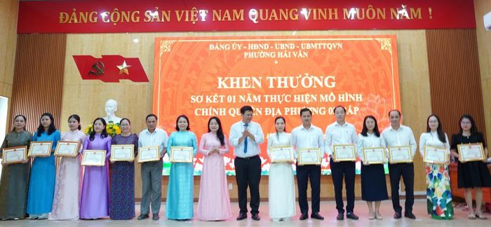 Lãnh đạo phường Hải Vân trao khen thưởng cho các tập thể, cá nhân.