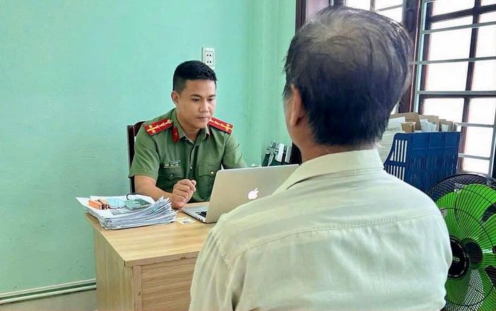 Công an xã Điện Bàn Tây làm việc với ông P.V.Q.