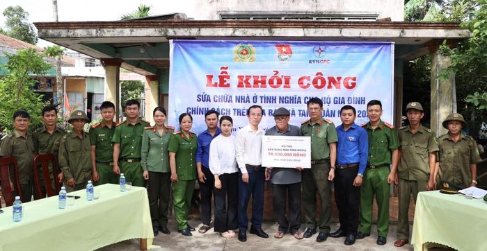 EVNCPC và Công an xã Tam Xuân tại buổi lễ khởi công sửa chữa, xây dựng nhà tình nghĩa hộ ông Trần Được và Trần Thị Kiển.