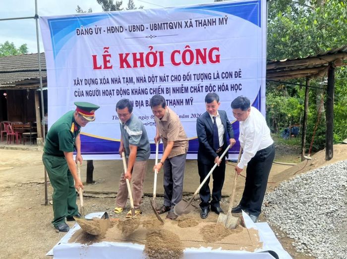 Các đại biểu với nghi thức khởi công nhà cho hộ ông Nguyễn Hà Bắc.