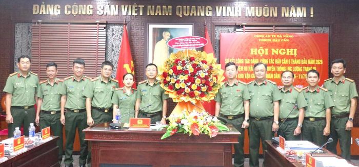 Thượng tá Nguyễn Kim Trung- Phó Giám đốc Công an Tp tặng hoa chúc mừng 80 năm Ngày truyền thống lực lượng Trang bị và Kho vận CAND