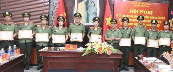 Trao giấy khen của Giám đốc Công an TP cho các cá nhân thuộc Phòng Hậu cần có thành tích xuất sắc trong công tác