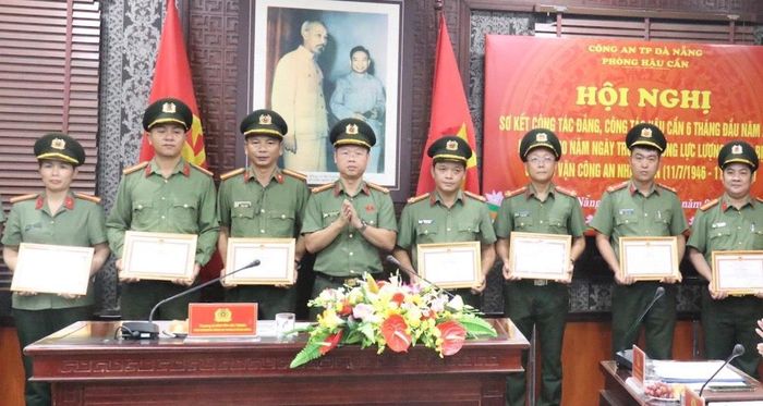 Trao giấy khen của Giám đốc Công an TP cho các tập thể và cá nhân