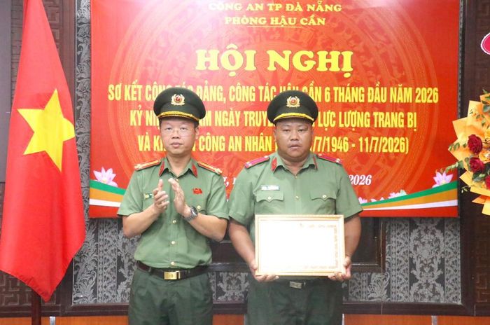 Trao bằng khen của Bộ trưởng Bộ Công an cho 1 cá nhân