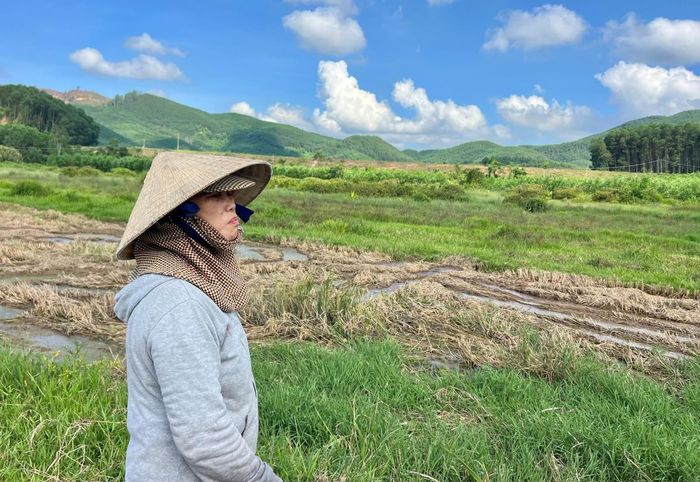Người dân bức xúc khi trang trại xả thải.