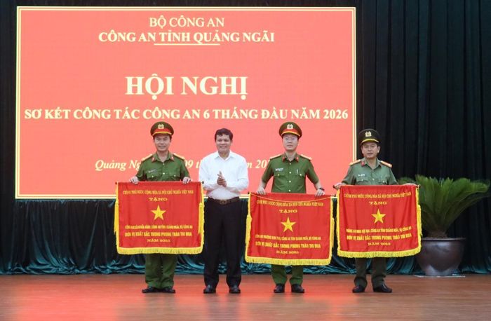 Trao Cờ thi đua của Chính phủ cho 3 tập thể