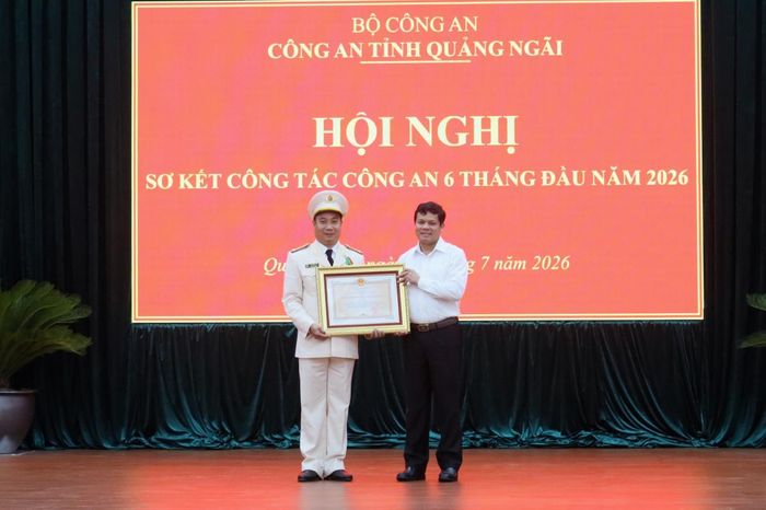 Trao Huân chương Bảo vệ Tổ quốc hạng Ba cho Thượng tá Phạm Minh Lục Phó Trưởng phòng Công tác chính trị