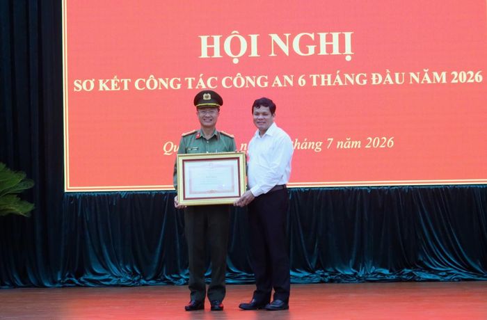 Trao Bằng khen của Thủ tướng Chính phủ cho Đại tá Nguyễn Thanh Long, Phó Giám đốc Công an tỉnh