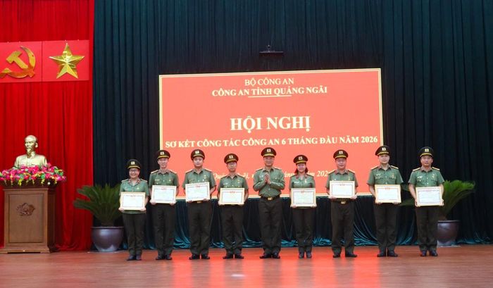 Trao danh hiệu "Chiến sĩ thi đua toàn lực lượng CAND" cho 8 cá nhân có thành tích xuất sắc trong phong trào thi đua "Vì an ninh Tổ quốc"
